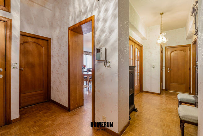 Cet appartement situ&eacute; au rez-de-chauss&eacute;e comprend 3 chambres, une v&eacute;randa, une cave privative ainsi qu'un emplacement de parking.

DISPOSITION:
Le hall d'entr&eacute;e central dessert l'ensemble des pi&egrave;ces de l'appartement.
Le parquet, parfaitement entreten
