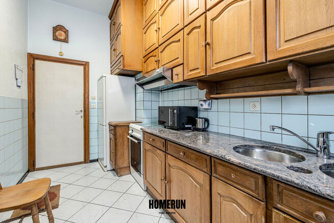 Cet appartement situ&eacute; au rez-de-chauss&eacute;e comprend 3 chambres, une v&eacute;randa, une cave privative ainsi qu'un emplacement de parking.

DISPOSITION:
Le hall d'entr&eacute;e central dessert l'ensemble des pi&egrave;ces de l'appartement.
Le parquet, parfaitement entreten