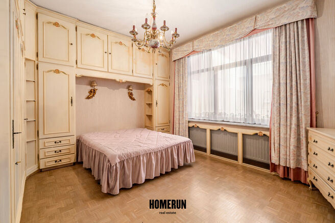 Cet appartement situ&eacute; au rez-de-chauss&eacute;e comprend 3 chambres, une v&eacute;randa, une cave privative ainsi qu'un emplacement de parking.

DISPOSITION:
Le hall d'entr&eacute;e central dessert l'ensemble des pi&egrave;ces de l'appartement.
Le parquet, parfaitement entreten