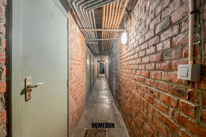 Cet appartement situ&eacute; au rez-de-chauss&eacute;e comprend 3 chambres, une v&eacute;randa, une cave privative ainsi qu'un emplacement de parking.

DISPOSITION:
Le hall d'entr&eacute;e central dessert l'ensemble des pi&egrave;ces de l'appartement.
Le parquet, parfaitement entreten