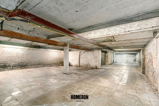 Cet appartement situ&eacute; au rez-de-chauss&eacute;e comprend 3 chambres, une v&eacute;randa, une cave privative ainsi qu'un emplacement de parking.

DISPOSITION:
Le hall d'entr&eacute;e central dessert l'ensemble des pi&egrave;ces de l'appartement.
Le parquet, parfaitement entreten