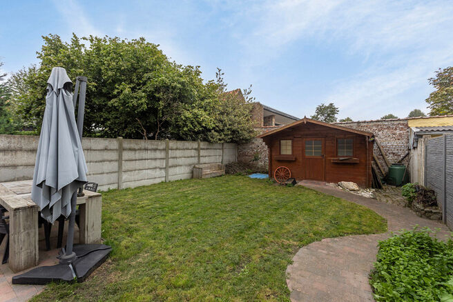Cet appartement de plain-pied prêt à emménager offre une expérience de vie confortable avec deux chambres,
un garage intérieur et un jardin spacieux. Il est situé dans une rue à sens unique calme dans un quartier résidentiel de Vilvorde.
L'apparte