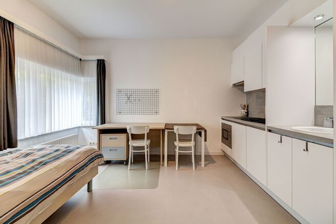 This recently renovated, move-in ready student room offers a pleasant and practical living solution in a well-maintained student house.
The room comes with a private kitchenette equipped with an electric cooktop, built-in microwave, sink, and convenient s