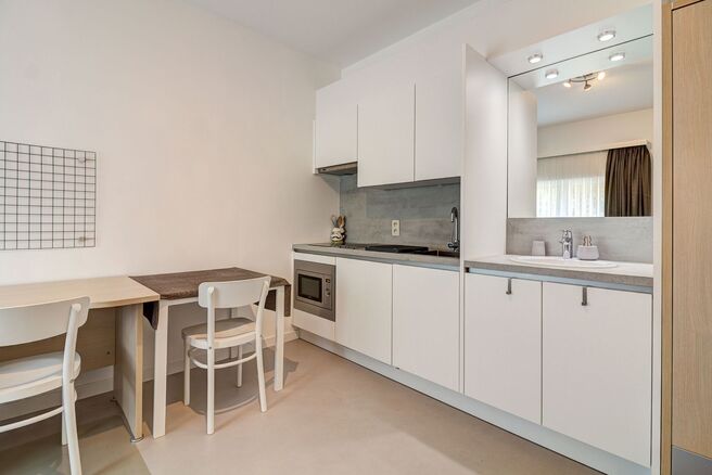 This recently renovated, move-in ready student room offers a pleasant and practical living solution in a well-maintained student house.
The room comes with a private kitchenette equipped with an electric cooktop, built-in microwave, sink, and convenient s