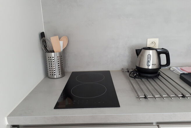 This recently renovated, move-in ready student room offers a pleasant and practical living solution in a well-maintained student house.
The room comes with a private kitchenette equipped with an electric cooktop, built-in microwave, sink, and convenient s