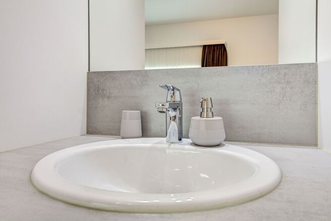 This recently renovated, move-in ready student room offers a pleasant and practical living solution in a well-maintained student house.
The room comes with a private kitchenette equipped with an electric cooktop, built-in microwave, sink, and convenient s
