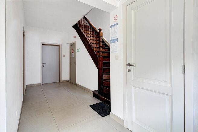 This recently renovated, move-in ready student room offers a pleasant and practical living solution in a well-maintained student house.
The room comes with a private kitchenette equipped with an electric cooktop, built-in microwave, sink, and convenient s