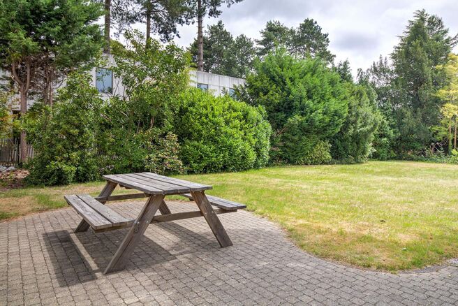 This recently renovated, move-in ready student room offers a pleasant and practical living solution in a well-maintained student house.
The room comes with a private kitchenette equipped with an electric cooktop, built-in microwave, sink, and convenient s
