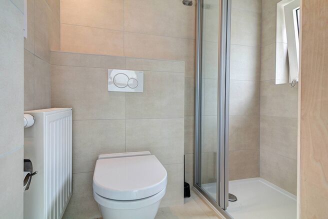 This recently renovated, move-in ready student room offers a pleasant and practical living solution in a well-maintained student house.
The room comes with a private kitchenette equipped with an electric cooktop, built-in microwave, sink, and convenient s