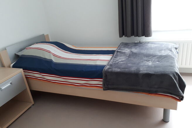 Deze recent gerenoveerde, instapklare studentenkamer biedt een aangename en praktische woonoplossing in een verzorgd studentenhuis.
De kamer is uitgerust met een eigen kitchenette, voorzien van een elektrische kookplaat, ingebouwde microgolfoven, spoelbak