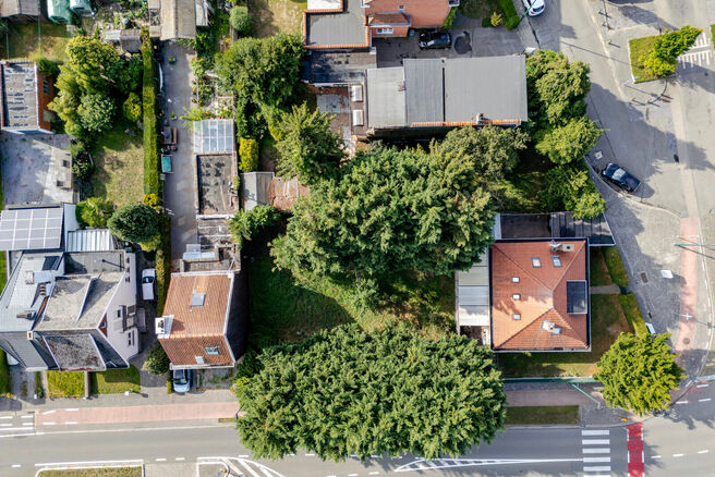 Beau terrain large de 5 ares 51 centiares destin&eacute; &agrave; la construction d&rsquo;un immeuble &agrave; appartements, comprenant au maximum deux niveaux sous la corniche, avec toiture en pente.