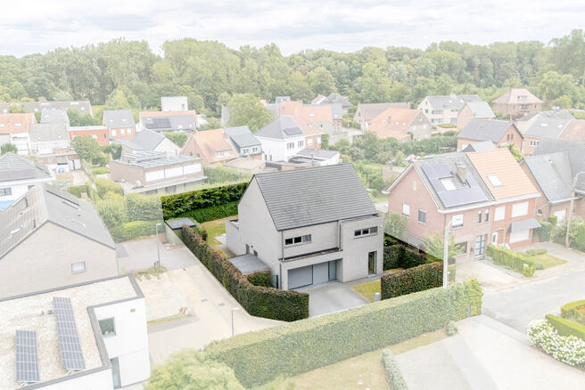 Cette magnifique maison familiale moderne avec 4 chambres, 2 salles de bains, garage, double emplacement de parking et jardin bénéficie d’une excellente situation dans un quartier résidentiel calme, rural et à faible circulation.
La maison combine u
