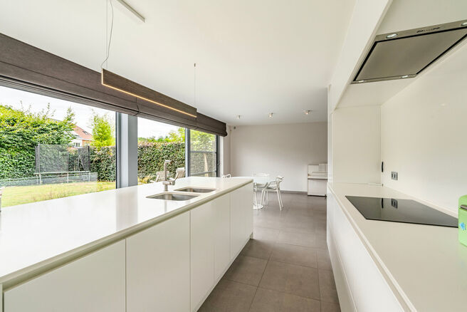 Cette magnifique maison familiale moderne avec 4 chambres, 2 salles de bains, garage, double emplacement de parking et jardin bénéficie d’une excellente situation dans un quartier résidentiel calme, rural et à faible circulation.
La maison combine u