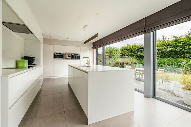 Cette magnifique maison familiale moderne avec 4 chambres, 2 salles de bains, garage, double emplacement de parking et jardin bénéficie d’une excellente situation dans un quartier résidentiel calme, rural et à faible circulation.
La maison combine u