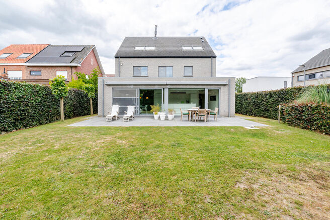 Cette magnifique maison familiale moderne avec 4 chambres, 2 salles de bains, garage, double emplacement de parking et jardin bénéficie d’une excellente situation dans un quartier résidentiel calme, rural et à faible circulation.
La maison combine u