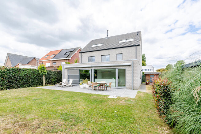 Cette magnifique maison familiale moderne avec 4 chambres, 2 salles de bains, garage, double emplacement de parking et jardin bénéficie d’une excellente situation dans un quartier résidentiel calme, rural et à faible circulation.
La maison combine u