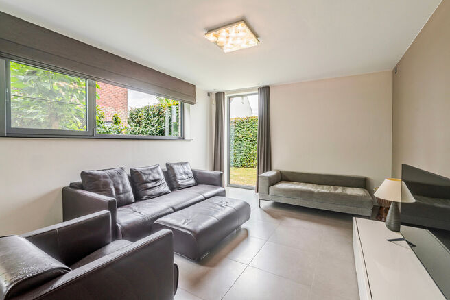 Cette magnifique maison familiale moderne avec 4 chambres, 2 salles de bains, garage, double emplacement de parking et jardin bénéficie d’une excellente situation dans un quartier résidentiel calme, rural et à faible circulation.
La maison combine u
