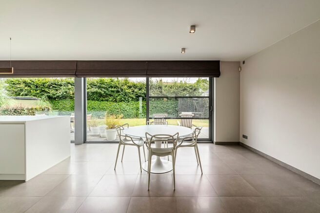 Cette magnifique maison familiale moderne avec 4 chambres, 2 salles de bains, garage, double emplacement de parking et jardin bénéficie d’une excellente situation dans un quartier résidentiel calme, rural et à faible circulation.
La maison combine u