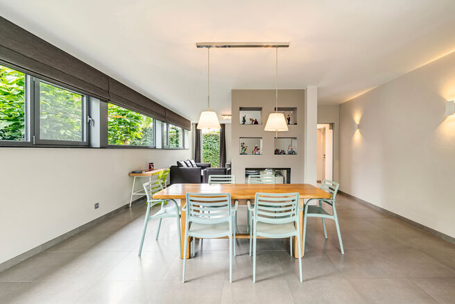 Cette magnifique maison familiale moderne avec 4 chambres, 2 salles de bains, garage, double emplacement de parking et jardin bénéficie d’une excellente situation dans un quartier résidentiel calme, rural et à faible circulation.
La maison combine u