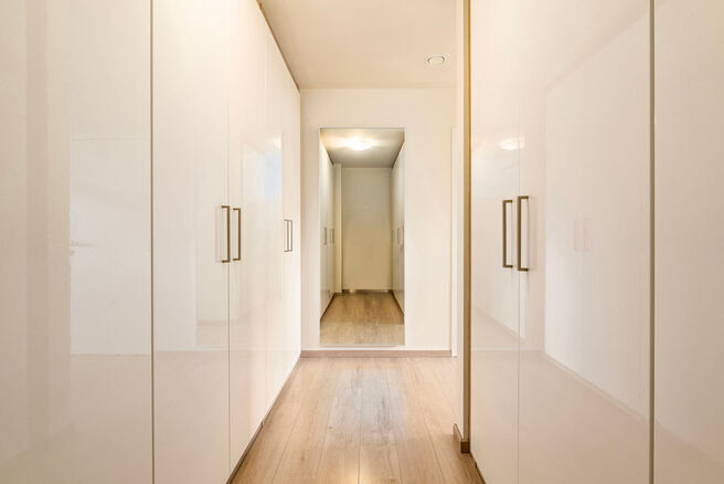 Cette magnifique maison familiale moderne avec 4 chambres, 2 salles de bains, garage, double emplacement de parking et jardin bénéficie d’une excellente situation dans un quartier résidentiel calme, rural et à faible circulation.
La maison combine u
