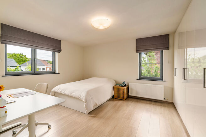 Cette magnifique maison familiale moderne avec 4 chambres, 2 salles de bains, garage, double emplacement de parking et jardin bénéficie d’une excellente situation dans un quartier résidentiel calme, rural et à faible circulation.
La maison combine u