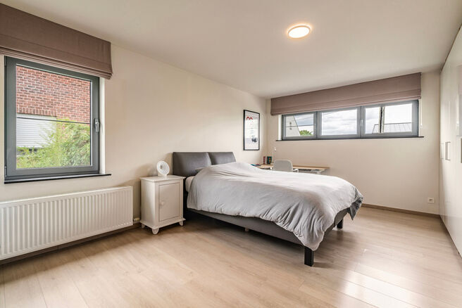 Cette magnifique maison familiale moderne avec 4 chambres, 2 salles de bains, garage, double emplacement de parking et jardin bénéficie d’une excellente situation dans un quartier résidentiel calme, rural et à faible circulation.
La maison combine u