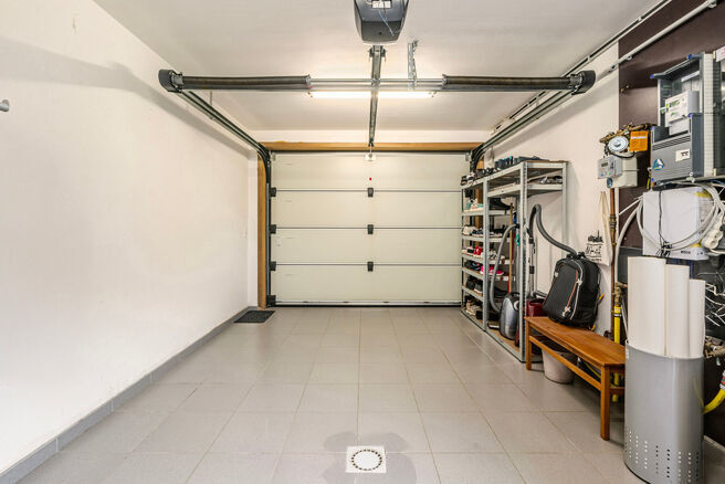 Cette magnifique maison familiale moderne avec 4 chambres, 2 salles de bains, garage, double emplacement de parking et jardin bénéficie d’une excellente situation dans un quartier résidentiel calme, rural et à faible circulation.
La maison combine u