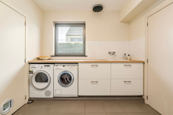 Cette magnifique maison familiale moderne avec 4 chambres, 2 salles de bains, garage, double emplacement de parking et jardin bénéficie d’une excellente situation dans un quartier résidentiel calme, rural et à faible circulation.
La maison combine u