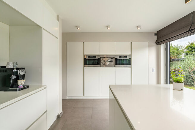 Deze prachtige, moderne gezinswoning met 4 slaapkamers, 2 badkamers, garage, dubbele autostaanplaats en tuin is uitstekend gelegen in een rustige, landelijke en autoluwe woonwijk.
De woning combineert een hedendaagse architectuur met royale leefruimtes, v