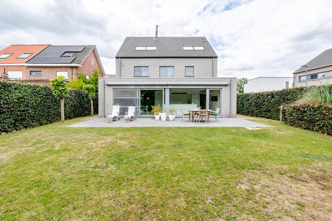 Deze prachtige, moderne gezinswoning met 4 slaapkamers, 2 badkamers, garage, dubbele autostaanplaats en tuin is uitstekend gelegen in een rustige, landelijke en autoluwe woonwijk.
De woning combineert een hedendaagse architectuur met royale leefruimtes, v