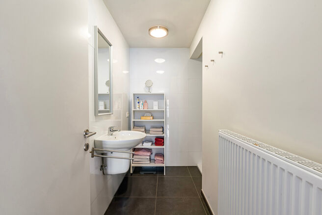 Deze prachtige, moderne gezinswoning met 4 slaapkamers, 2 badkamers, garage, dubbele autostaanplaats en tuin is uitstekend gelegen in een rustige, landelijke en autoluwe woonwijk.
De woning combineert een hedendaagse architectuur met royale leefruimtes, v