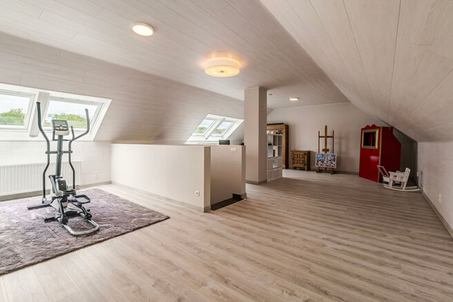 Deze prachtige, moderne gezinswoning met 4 slaapkamers, 2 badkamers, garage, dubbele autostaanplaats en tuin is uitstekend gelegen in een rustige, landelijke en autoluwe woonwijk.
De woning combineert een hedendaagse architectuur met royale leefruimtes, v