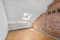 Two-family property consisting of one apartment and one duplex apartment, with garage, garden and terraces.
The building comprises a total of 8 bedrooms and 3 bathrooms.

LAYOUT:
The first floor features a one-bedroom apartment with a 9 m&sup2; terrace. The d