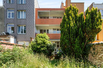 Two-family property consisting of one apartment and one duplex apartment, with garage, garden and terraces.
The building comprises a total of 8 bedrooms and 3 bathrooms.

LAYOUT:
The first floor features a one-bedroom apartment with a 9 m&sup2; terrace. The d