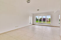 Ce magnifique duplex r&eacute;nov&eacute; avec 4 chambres et 2 salles de bains est situ&eacute; dans un cadre calme et rural.
L'appartement fait partie d'une petite copropri&eacute;t&eacute; avec seulement deux appartements.

Il vous offre confort, style et intimit&eacute; avec un garage pr