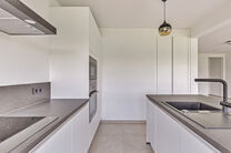 Ce magnifique duplex r&eacute;nov&eacute; avec 4 chambres et 2 salles de bains est situ&eacute; dans un cadre calme et rural.
L'appartement fait partie d'une petite copropri&eacute;t&eacute; avec seulement deux appartements.

Il vous offre confort, style et intimit&eacute; avec un garage pr