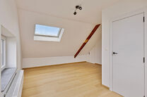 Ce magnifique duplex r&eacute;nov&eacute; avec 4 chambres et 2 salles de bains est situ&eacute; dans un cadre calme et rural.
L'appartement fait partie d'une petite copropri&eacute;t&eacute; avec seulement deux appartements.

Il vous offre confort, style et intimit&eacute; avec un garage pr