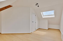 Ce magnifique duplex r&eacute;nov&eacute; avec 4 chambres et 2 salles de bains est situ&eacute; dans un cadre calme et rural.
L'appartement fait partie d'une petite copropri&eacute;t&eacute; avec seulement deux appartements.

Il vous offre confort, style et intimit&eacute; avec un garage pr