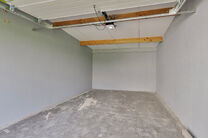 Ce magnifique duplex r&eacute;nov&eacute; avec 4 chambres et 2 salles de bains est situ&eacute; dans un cadre calme et rural.
L'appartement fait partie d'une petite copropri&eacute;t&eacute; avec seulement deux appartements.

Il vous offre confort, style et intimit&eacute; avec un garage pr