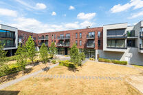 Bel appartement meubl&eacute; avec terrasse, emplacement de parking souterrain et cave, id&eacute;alement situ&eacute; &agrave; proximit&eacute; des transports en commun et de nombreuses commodit&eacute;s.

AGENCEMENT :
En entrant dans l&rsquo;appartement, vous acc&eacute;dez &agrave; un agr&eacute;able espace d