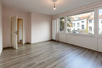 Découvrez cet appartement d'une chambre magnifiquement rénové, situé dans un endroit calme mais central. Situé au premier étage, loin de l'agitation de la rue, cet appartement offre un équilibre parfait entre sérénité et accessibilité.

L'appar