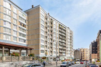 Découvrez cet appartement d'une chambre magnifiquement rénové, situé dans un endroit calme mais central. Situé au premier étage, loin de l'agitation de la rue, cet appartement offre un équilibre parfait entre sérénité et accessibilité.

L'appar