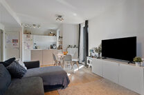 Ce spacieux appartement de 3 chambres, 2 salles de bain, 2 terrasses, une cave privative et un emplacement de parking souterrain se situe au 7e étage de la prestigieuse Résidence BELVIEW, en plein cœur du quartier européen. Grâce à sa situation en a