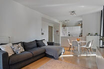 Ce spacieux appartement de 3 chambres, 2 salles de bain, 2 terrasses, une cave privative et un emplacement de parking souterrain se situe au 7e étage de la prestigieuse Résidence BELVIEW, en plein cœur du quartier européen. Grâce à sa situation en a