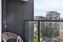 Ce spacieux appartement de 3 chambres, 2 salles de bain, 2 terrasses, une cave privative et un emplacement de parking souterrain se situe au 7e étage de la prestigieuse Résidence BELVIEW, en plein cœur du quartier européen. Grâce à sa situation en a