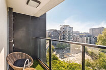 Ce spacieux appartement de 3 chambres, 2 salles de bain, 2 terrasses, une cave privative et un emplacement de parking souterrain se situe au 7e étage de la prestigieuse Résidence BELVIEW, en plein cœur du quartier européen. Grâce à sa situation en a