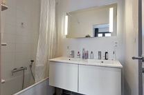 Ce spacieux appartement de 3 chambres, 2 salles de bain, 2 terrasses, une cave privative et un emplacement de parking souterrain se situe au 7e étage de la prestigieuse Résidence BELVIEW, en plein cœur du quartier européen. Grâce à sa situation en a