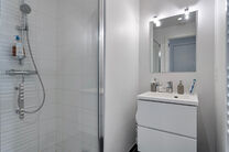 Ce spacieux appartement de 3 chambres, 2 salles de bain, 2 terrasses, une cave privative et un emplacement de parking souterrain se situe au 7e étage de la prestigieuse Résidence BELVIEW, en plein cœur du quartier européen. Grâce à sa situation en a