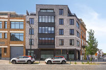 Ce superbe appartement d'une chambre, construit en 2019, combine le confort moderne avec un emplacement exceptionnel, à deux pas de Tour & Taxis. Situé au premier étage d'une copropriété de petite taille avec de faibles charges, cet appartement offre