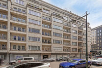 Cet &eacute;l&eacute;gant appartement d'une chambre avec 2 terrasse et deux greniers spacieux est situ&eacute; au deuxi&egrave;me &eacute;tage d'une copropri&eacute;t&eacute; id&eacute;alement situ&eacute;e dans le quartier europ&eacute;en, entre Schuman et le Parc de Bruxelles.

L'appartement est agenc&eacute; comme su